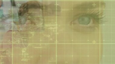 Tablet kullanan farklı öğrencilerin gözleri animasyon halinde. Küresel eğitim ve dijital arayüz kavramı dijital olarak oluşturulmuş video.