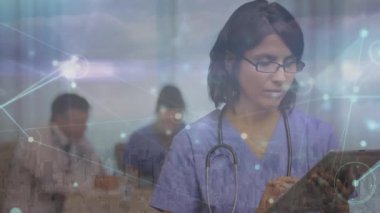 Kafkasyalı kadın doktor üzerinden bağlantı ağının animasyonu. Dijital olarak oluşturulmuş küresel bağlantılar, tıp ve dijital arayüz kavramı.