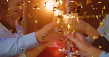 Arkadaşların üzerine düşen konfetilerin tost yaptığı animasyon. Yeni yıl arifesi, noel, şenlik, kutlama ve gelenek kavramını dijital olarak oluşturduk..