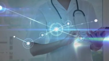 Kafkasyalı kadın doktor üzerinden bağlantı ağının animasyonu. Dijital olarak oluşturulmuş küresel bağlantılar, tıp ve dijital arayüz kavramı.