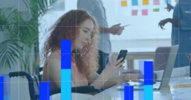 Ofiste akıllı telefon kullanan, engelli beyaz kadın hakkında istatistiksel veri işleme animasyonu. İş veri teknolojisi kavramı