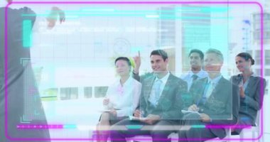 Ofiste sunum yapan iş kadınıyla ilgili veri işleme arayüzünün animasyonu. Bilgisayar arayüzü ve iş teknolojisi kavramı