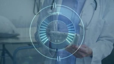 Tablet kullanan Kafkas kadın doktor üzerinde veri işleme animasyonu. Küresel tıp ve dijital arayüz kavramı dijital olarak oluşturulmuş video.
