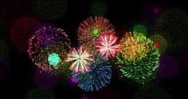 Siyah arka planda parlayan havai fişeklerin canlandırması. Yeni yıl arifesi, parti, şenlik ve kutlama konsepti dijital olarak oluşturulmuş video.