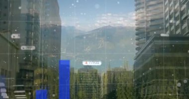 Şehir manzarası üzerinde veri işleme animasyonu. küresel iş ve dijital arayüz kavramı dijital olarak oluşturulmuş video.