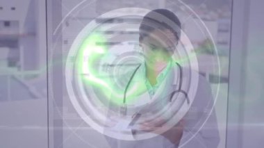 Çift ırklı kadın doktor üzerinde veri işleme animasyonu. Küresel tıp ve dijital arayüz kavramı dijital olarak oluşturulmuş video.