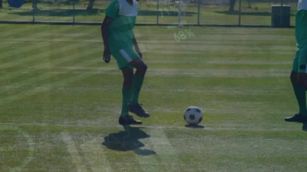 Futbol Oynayan Iki Erkek Futbol Takımının Istatistiksel Veri Işleme Animasyonu — Stok video