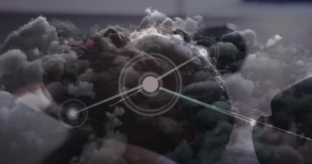 Animazione Punti Connessi Nuvole Scure Stanca Donna Afroamericana Sdraiata Palestra — Video Stock