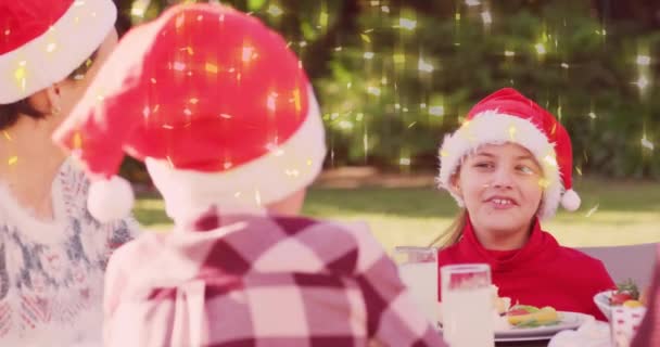 Animazione Natale Stelle Incandescenti Sulla Famiglia Caucasica Cappelli Babbo Natale — Video Stock