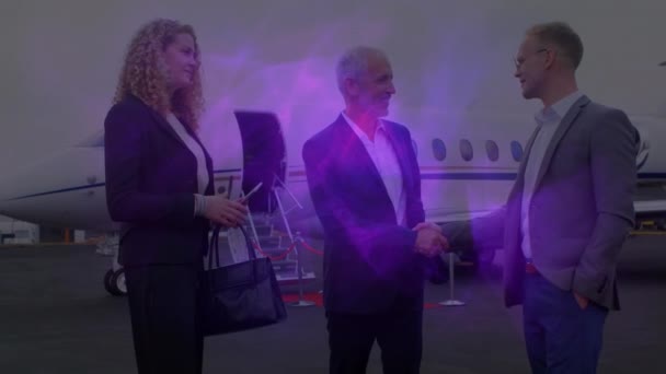 Videó Üzleti Kollégákról Akik Kezet Ráznak Repülőgépen Kívül Lila Absztrakt — Stock videók