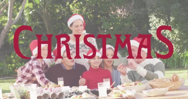 Animation Von Weihnachtsgrüßen Text Über Kaukasische Familie Weihnachtsmützen Weihnachtstisch Weihnachten — Stockvideo