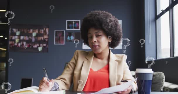 Animation Frågetecken Symbol Över Biracial Affärskvinna Med Afro Hår Skriver — Stockvideo
