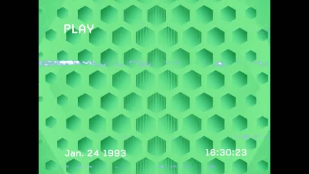 青い背景の催眠運動のシームレスなループ内を移動する複数の緑と白の六角形の形状のデジタル画像です アルファチャンネル上のグリッチとテレビ画面 — ストック動画