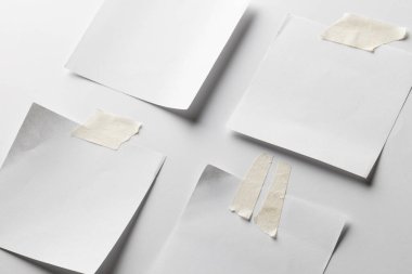 Beyaz arka planda kopyalama alanı olan beyaz yapışkan notlar. Soyut kağıt dokusu arka plan ve iletişim konsepti.