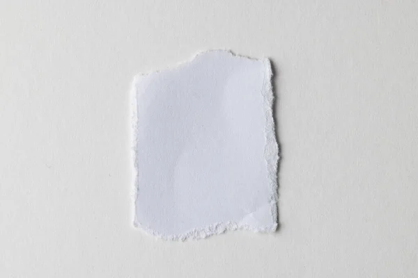 Порванный Кусок Белой Бумаги Копировальным Пространством Белом Фоне Абстрактный Бумажный — стоковое фото