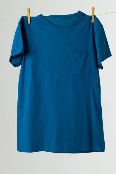 Detailní Záběr Zavěšení Modré Tričko Kopírovat Prostor Bílém Pozadí Oblečení — Stock fotografie