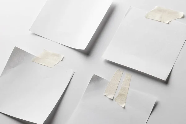 Notas Blancas Pegajosas Con Espacio Copia Sobre Fondo Blanco Textura —  Fotos de Stock