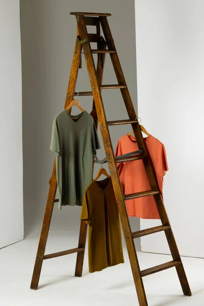Tshirts Weergegeven Ladder Kopieer Ruimte Witte Achtergrond Kleding Mode Detailhandel — Stockfoto