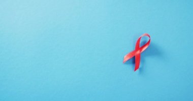 Kırmızı HIV videosu ya da mavi arkaplandaki farkındalık kurdelesini fotokopi alanı ile birlikte kaydeder. Sağlık hizmetleri, sağlık hizmetleri ve sağlık farkındalığı kavramı.