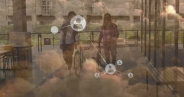 Afrika kökenli Amerikalı erkeklerin bisikletle yürüdüğü gökyüzü ve bağlantı ağının animasyonu. Dijital olarak oluşturulmuş küresel bağlantılar, spor ve dijital arayüz kavramı.