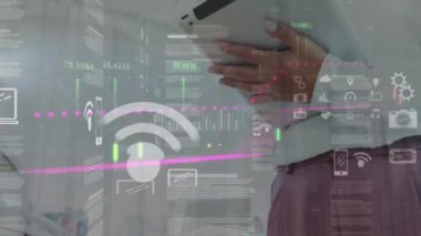Tablet kullanan melez bir kadın üzerinde veri işleme animasyonu. Küresel iş ve dijital arayüz kavramı dijital olarak oluşturulmuş video.
