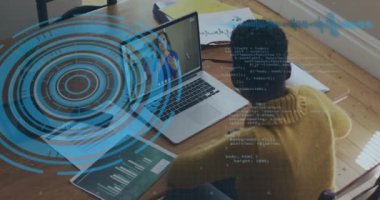 Çeşitli iş adamlarının görüntülü görüşme yaptığı alanların ve veri işlemenin animasyonu. Küresel iş, finans ve veri işleme kavramı dijital olarak oluşturulmuş video.