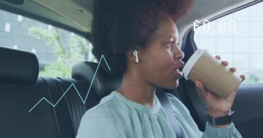 Taksideki Afrikalı Amerikalı kadın hakkındaki istatistik ve iş verilerinin animasyonu. Küresel iş, bağlantılar ve veri işleme kavramı dijital olarak oluşturulmuş video.