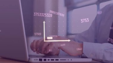 İşadamının orta kesiminde dizüstü bilgisayar kullanarak çubuk grafik simgesinin canlandırılması ve numaraların değiştirilmesi. İş veri teknolojisi kavramı