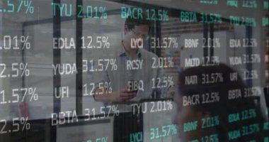 Ofisteki iş adamları üzerinde finansal veri işleme animasyonu. Küresel iş, hesaplama, bağlantılar ve dijital olarak oluşturulmuş video işleme kavramı.
