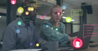 Sosyal medya simgeleri ve çeşitli iş adamları üzerinde çalışan veri işleme animasyonları. Küresel iş, finans ve veri işleme kavramı dijital olarak oluşturulmuş video.