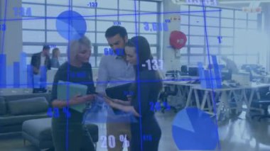 Ofisteki iş adamları üzerinde finansal veri işleme animasyonu. Küresel spor fitness veri işleme ve dijital arayüz konsepti dijital olarak oluşturulmuş video.