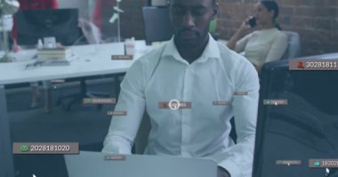 Sosyal medya simgeleri ve çeşitli iş adamları üzerinde çalışan veri işleme animasyonları. Küresel iş, finans ve veri işleme kavramı dijital olarak oluşturulmuş video.