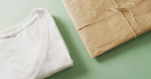 Vídeo Close Shirt Branca Dobrada Com Pacote Papel Marrom Fundo — Vídeo de Stock