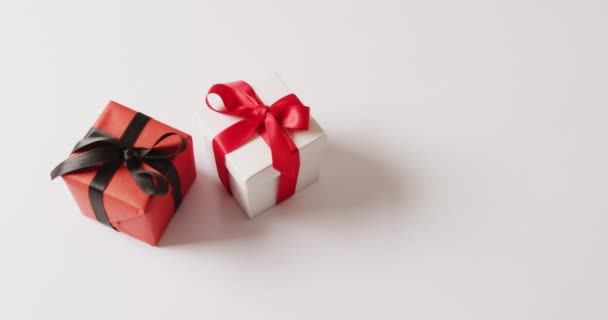 Vidéo Boîtes Cadeaux Blanches Rouges Attachées Avec Des Rubans Sur — Video