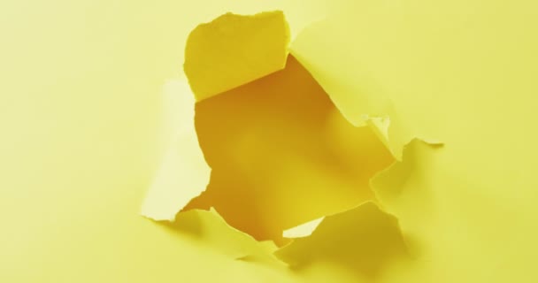 Sarı Arkaplandaki Yırtık Deliğin Yakın Çekim Videosu Kağıt Yazı Doku — Stok video