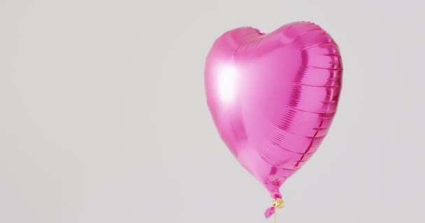 Vidéo Ballon Rose Brillant Forme Coeur Flottant Sur Fond Blanc — Video