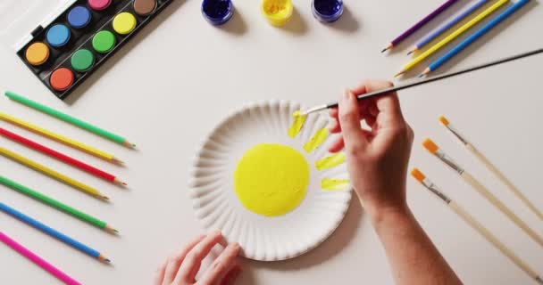 Video Ručního Malování Designu Papírové Desce Uměleckými Materiály Uspořádanými Bílém — Stock video