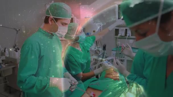 Animacja Wirującej Kuli Ziemskiej Przeciwko Zespołowi Chirurgów Wykonujących Operacje Szpitalu — Wideo stockowe