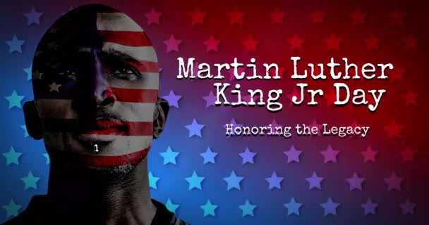 マーティン ルーサーは紫色の背景にJr日テキストバナーとアフリカ系アメリカ人男性選手を王 マーティン ルーサー キングJr日の意識概念 — ストック動画