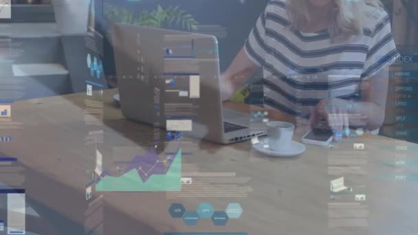 カフェでノートパソコンを使用して白人女性に対する統計データ処理を持つ画面のアニメーション ビジネスデータ技術の概念 — ストック動画