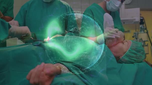 Анімація Глобусу Мережі Язків Проти Команди Хірургів Виконують Операцію Концепція — стокове відео