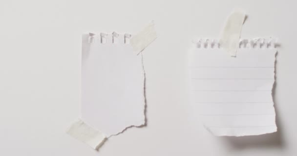 白を基調としたコピースペースのある3枚の紙のスクラップのクローズアップビデオ 素材のコンセプト — ストック動画
