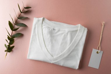 Beyaz arkaplanda etiket ve kopya alanı olan beyaz tişörtü kapat. Giyim, moda ve perakende konsepti.