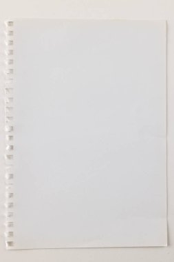 Beyaz arka planda kopya alanı olan beyaz bir defter parçası. Soyut kağıt dokusu arka plan ve iletişim konsepti.