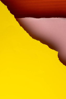 Karton arka planda kopyalama alanı olan yırtık renkli kağıt parçaları. Soyut kağıt dokusu arka plan ve iletişim konsepti.