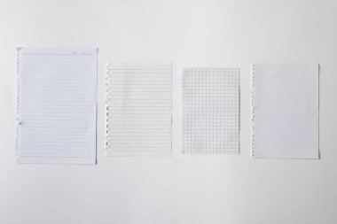 Beyaz arka planda kopya alanı olan beyaz defter parçaları. Soyut kağıt dokusu arka plan ve iletişim konsepti.