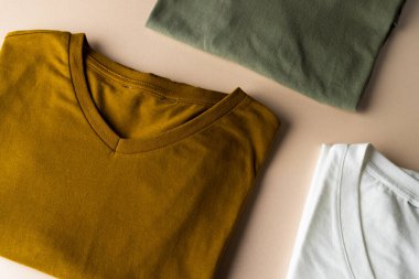 Tişörtleri kapatın ve beyaz arkaplanda kopya alanı oluşturun. Giyim, moda ve perakende konsepti.