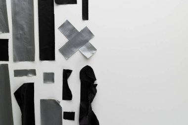 Beyaz arka planda siyah ve gümüş şeritler yırtılmış. Soyut kağıt dokusu arka plan ve iletişim konsepti.