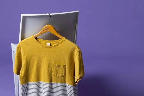 Sandalyede Gösterilen Shirt Mor Arkaplanda Kopyalanan Alan Giyim Moda Perakende — Stok fotoğraf