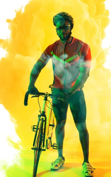 全长的非洲裔美国男子运动员 骑自行车站在黄色烟熏的背景之上 复制空间 复合材料 自行车 竞赛和抽象概念 — 图库照片